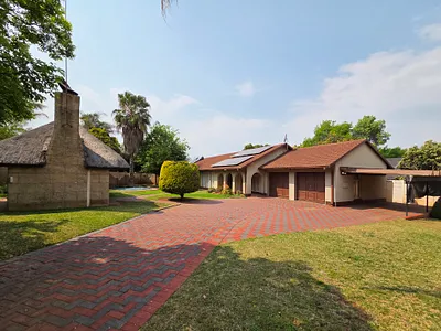 4 Bedroom House For Sale in Klerksdorp - J1Hn.webp