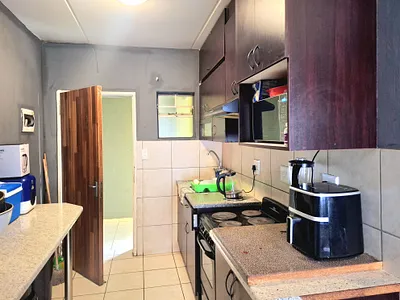 2 Bedroom Apartment For Sale in Roodepoort - VAiP.webp