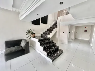 9 Bedroom House To Rent in Cape Town - 7KDP.webp