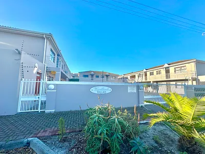4 Bedroom Apartment For Sale in Cape Town - YecG.webp