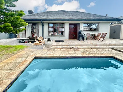 4 Bedroom House For Sale in Cape Town - 9EdF.webp