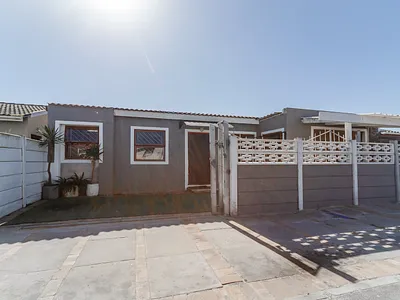 6 Bedroom House For Sale in Cape Town - C8cO.webp