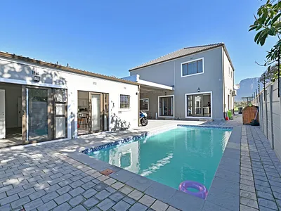 8 Bedroom House For Sale in Cape Town - RKyX.webp