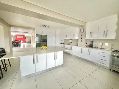 5 Bedroom House For Sale in Cape Town - KRGm.webp