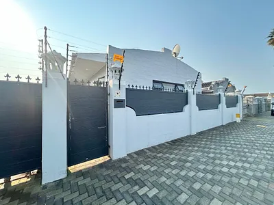 6 Bedroom House For Sale in Cape Town - paUz.webp
