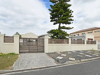 5 Bedroom House For Sale in Milnerton - E0In.webp