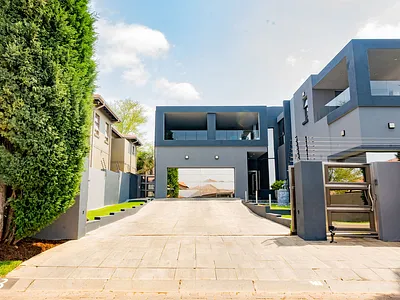 4 Bedroom House For Sale in Roodepoort - img