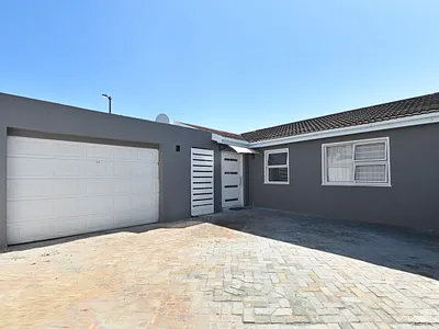 4 Bedroom House For Sale in Mitchells Plain - KnS8.webp