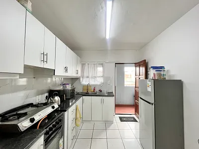 2 Bedroom Apartment For Sale in Cape Town - cYnI.webp