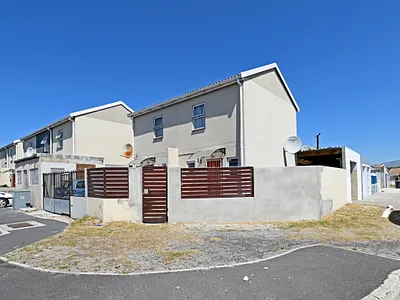 2 Bedroom House For Sale in Cape Town - img