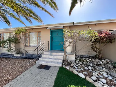 5 Bedroom House To Rent in Blouberg - DyYh.webp