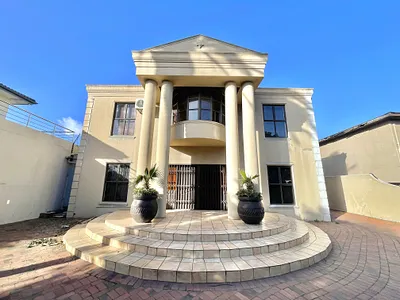 5 Bedroom House To Rent in Cape Town - zDK8.webp