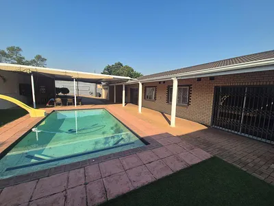 4 Bedroom House For Sale in Queensburgh - img