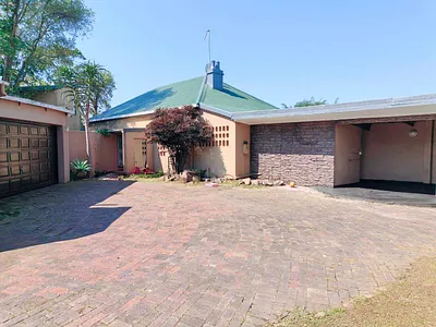 3 Bedroom Townhouse For Sale in Queensburgh - img