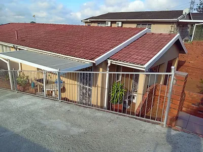 3 Bedroom House For Sale in Shallcross, Chatsworth - CKTt.webp