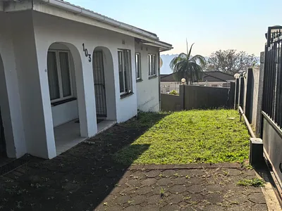 3 Bedroom House For Sale in Shallcross, Chatsworth - qCyq.webp