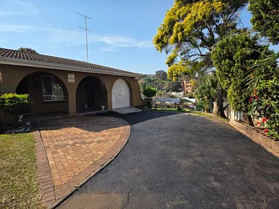 4 Bedroom House For Sale in Queensburgh - ibI3.webp