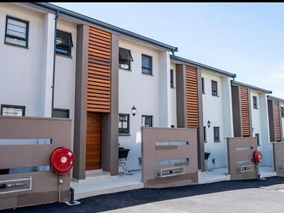 3 Bedroom Townhouse For Sale in Queensburgh - zE6c.webp