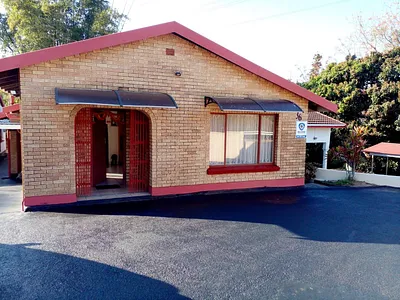 3.5 Bedroom House For Sale in Shallcross, Chatsworth - cbq6.webp