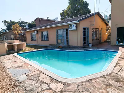 3 Bedroom House For Sale in Queensburgh - fRke.webp