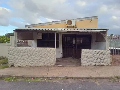 4 Bedroom House For Sale in Shallcross, Chatsworth - 4EdZ.webp
