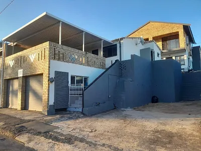 5 Bedroom House For Sale in Chatsworth - duve.webp