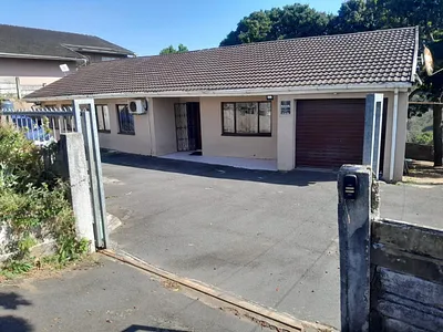 3 Bedroom House For Sale in Chatsworth - L003.webp