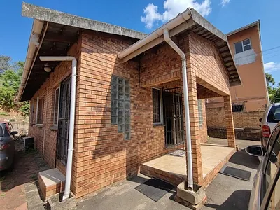 3 Bedroom Apartment To Rent in Pinetown - a5FE.webp