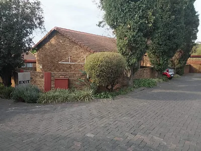 2 Bedroom Townhouse For Sale in Wilgeheuwel, Roodepoort - yTbN.webp