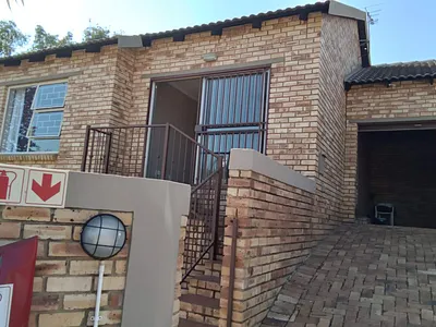 2 Bedroom Townhouse To Rent in Roodepoort - img