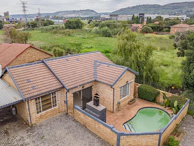 2 Bedroom Townhouse For Sale in Wilgeheuwel, Roodepoort - PzY2.webp