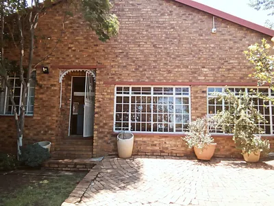 4 Bedroom House For Sale in Roodepoort - img