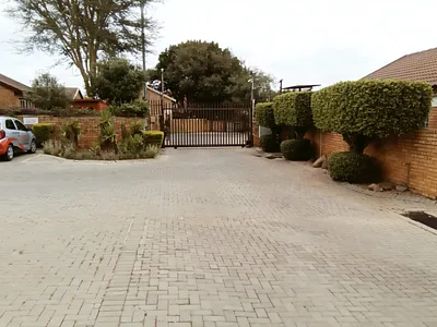 3 Bedroom Townhouse For Sale in Roodepoort - img