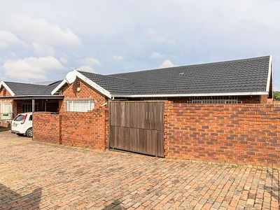2 Bedroom Townhouse For Sale in Krugersdorp - Pyzj.webp