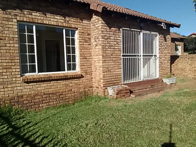 2 Bedroom Townhouse For Sale in Roodepoort - img