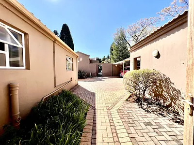3 Bedroom House For Sale in Bedfordview - b7RW.webp