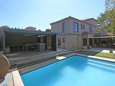 6 Bedroom House For Sale in Randburg - 3fTT.webp