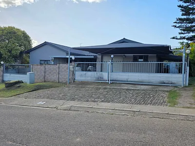 4 Bedroom House For Sale in Uitenhage - 7HfY.webp