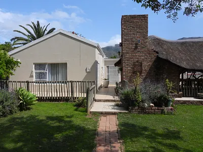 4 Bedroom House For Sale in Graaff-Reinet - n79X.webp