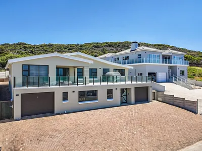 4 Bedroom House For Sale in Stilbaai - a1Qh.webp