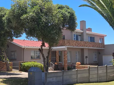 4 Bedroom House For Sale in Gansbaai - q72n.webp