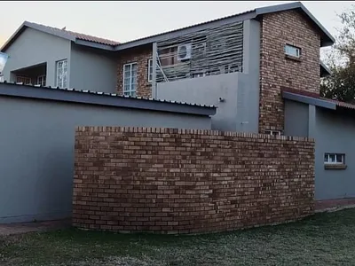 3 Bedroom Townhouse For Sale in Lephalale - E41w.webp
