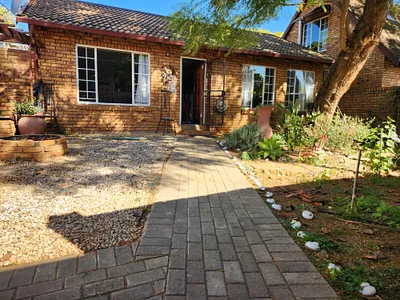 2 Bedroom Townhouse For Sale in Pretoria - 4IGl.webp
