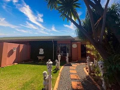 4 Bedroom House For Sale in Akasia - VVxz.webp