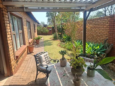 3 Bedroom Townhouse For Sale in Pretoria - 51qA.webp
