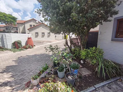 3 Bedroom Townhouse For Sale in Pretoria - SyO4.webp