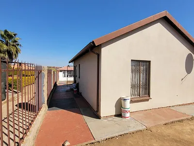 3 Bedroom House For Sale in Soshanguve - f9MN.webp
