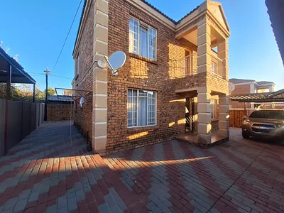 3 Bedroom Townhouse For Sale in Pretoria - V0Lr.webp