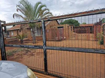 2 Bedroom House For Sale in Akasia - QC6Y.webp