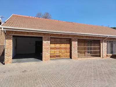 3 Bedroom Townhouse For Sale in Vereeniging - 7bOd.webp